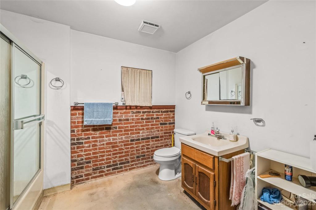 Full bathroom in Auto garage