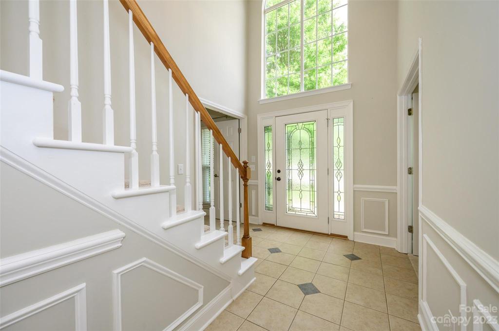 Spacious 2 story entryway