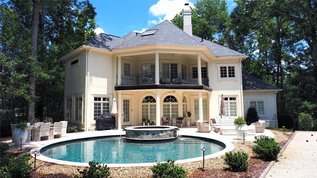 NEW 2020 heated Salt Water custom circular IN-GROUND POOL with auto filler and a flagstone wall spa.