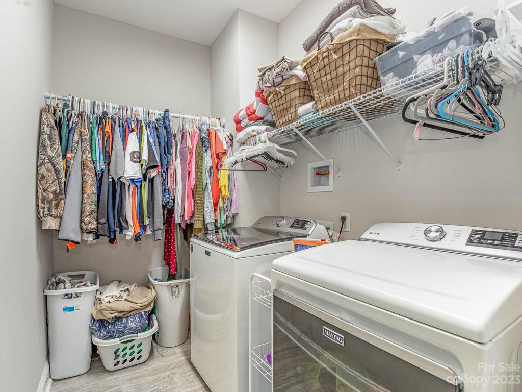 Large Laundry room with plenty of space