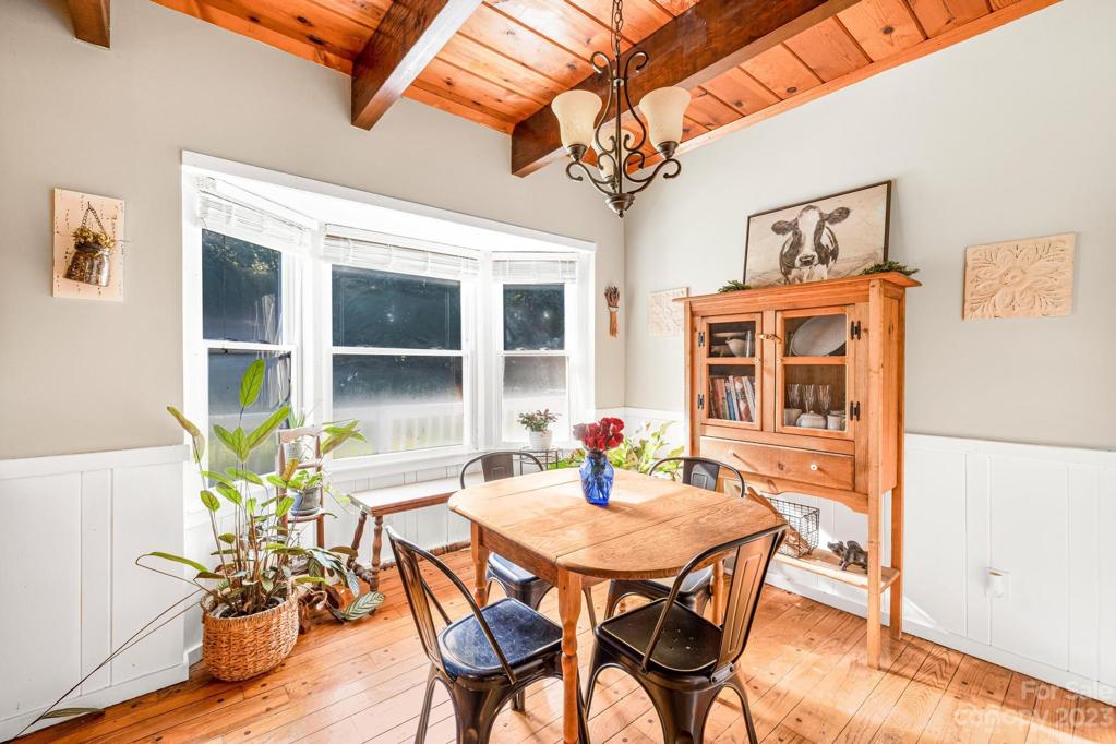 Charming Breakfast area!