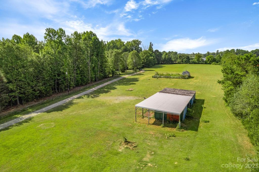 Storage Unit/Run In Shed with access to pastures and water