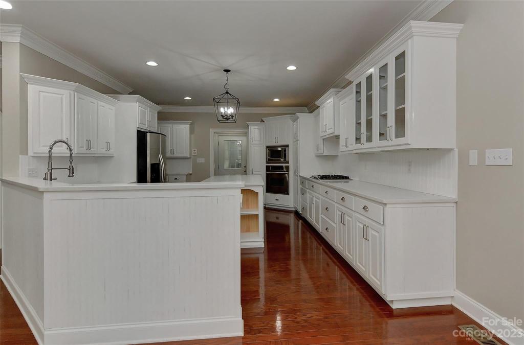 Lovely kitchen remodeled in 2020 w/white cabinetry and quartz counter tops and so much more!