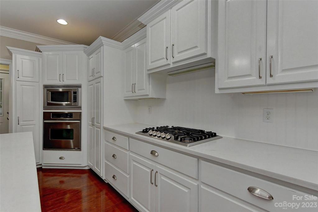 5 eye gas range, electric oven and builtin microwave.  Pantry has upgraded pull out drawers.