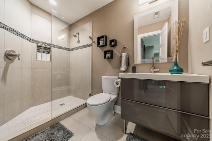 Full hall bath upstairs