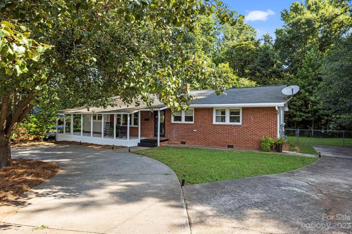 Honey, stop the car. Guess how many people can park in this driveway for all your entertainment events.