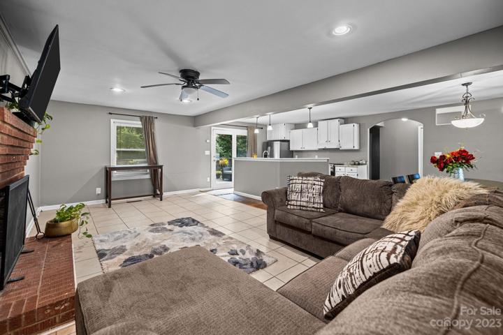Open floorplan. Make some memories around the beautiful fireplace.