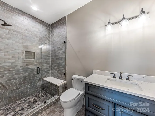 Lower Level Ensuite 1