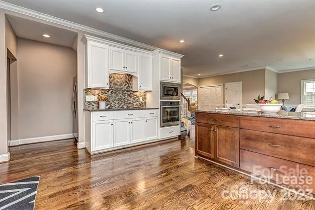 Kitchen/island/bar