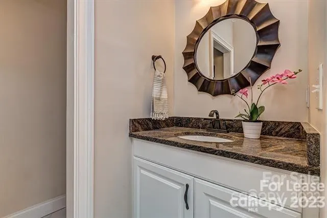 Main level 1/2 bath