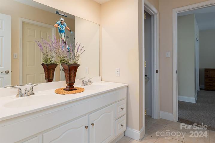 Jack and Jill bath