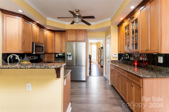Natural lighting throughout to enjoy!