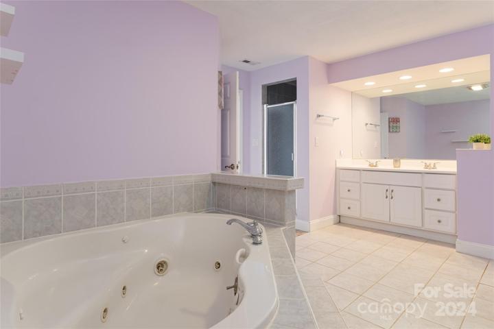 Secondary en suite.