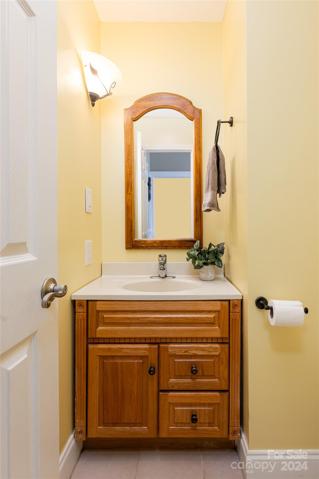 Powder room on the main.