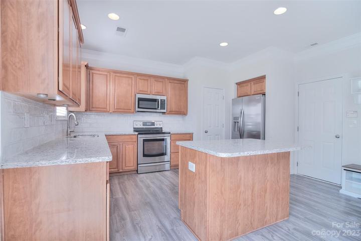 There's plenty of counter space and storage for allyour culinary needs.