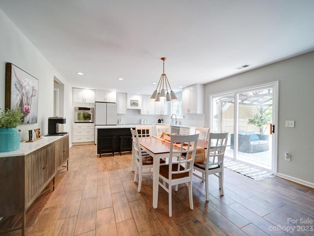 A spacious breakfast area with a view of the rear garden!