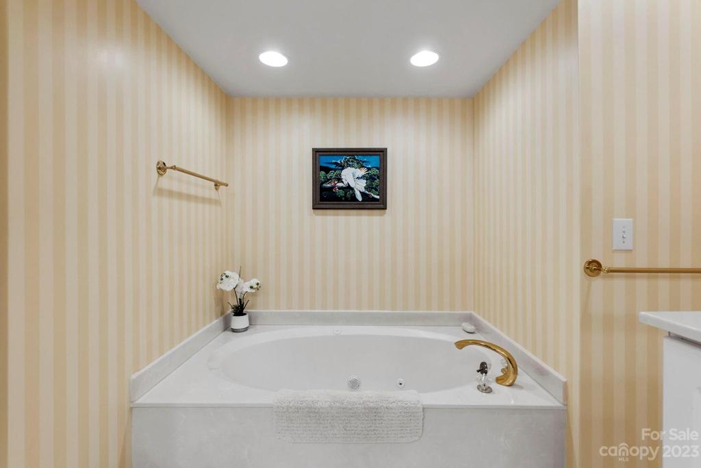 Soaking tub in primary bath