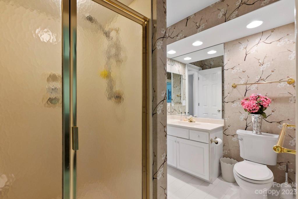 Main floor full bathroom