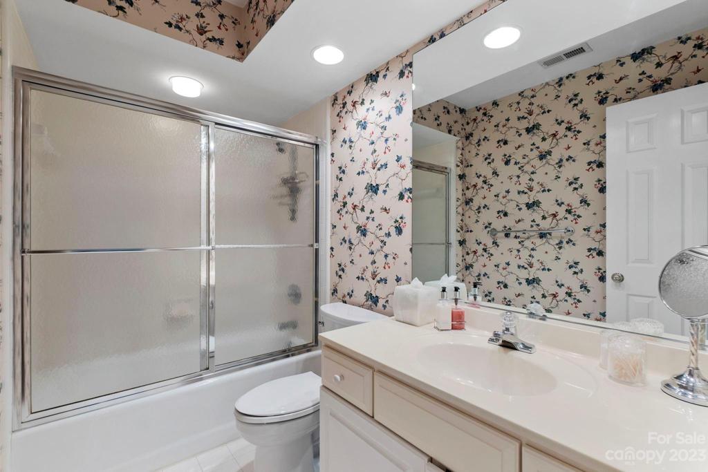 Upstairs full bathroom