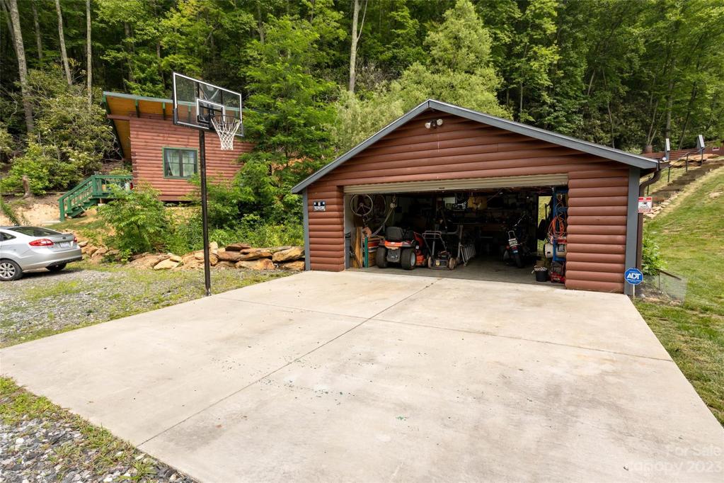 Huge garage/workshop with RV hookup