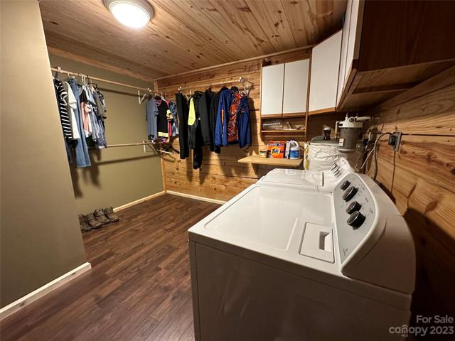 Tons of space in this huge laundry room.