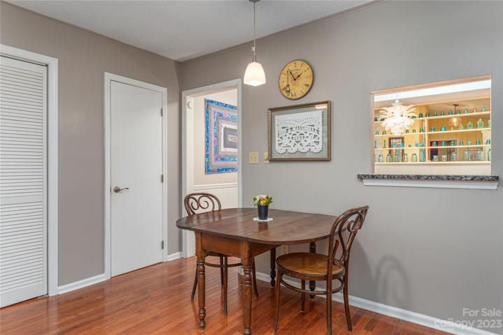 Eat-In Kitchen