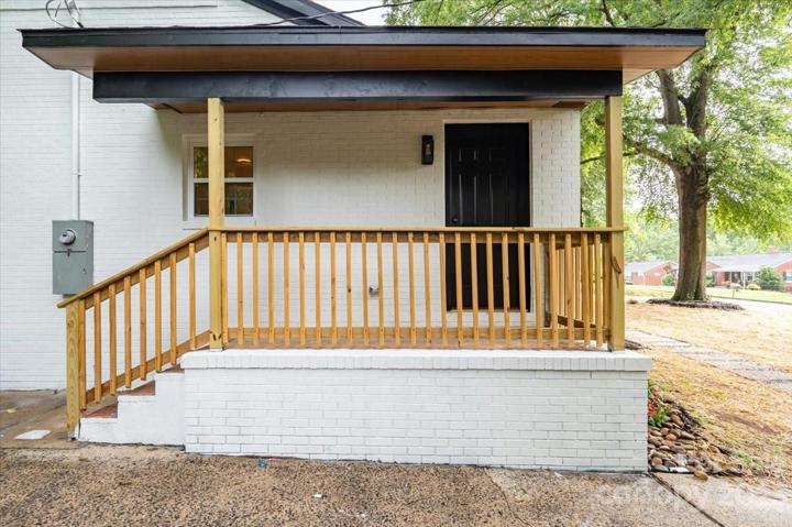 Covered side porch and entryway!