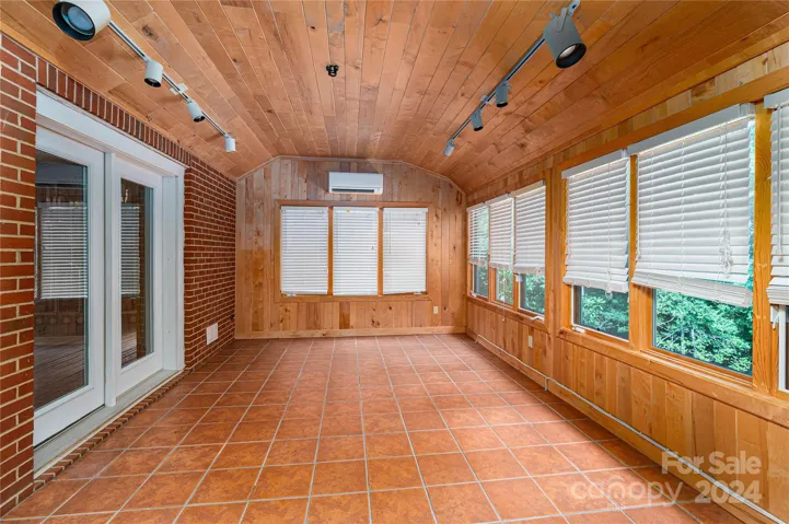1122 General Hoke - Enclosed porch