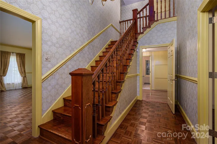 1122 General Hoke - Foyer