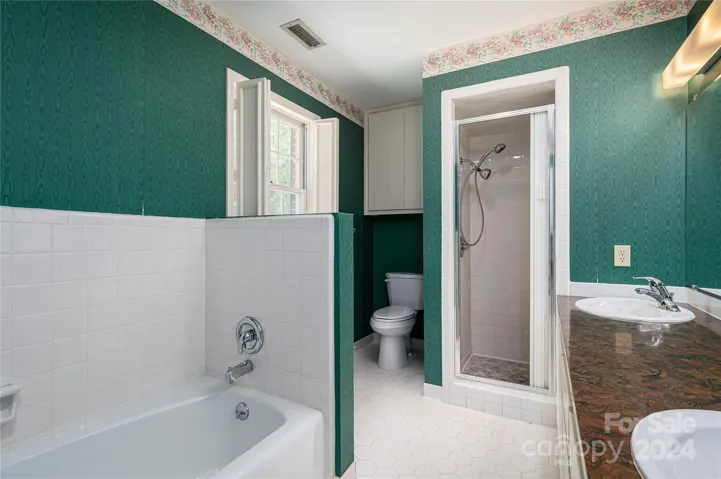 1122 General Hoke - Primary Bath