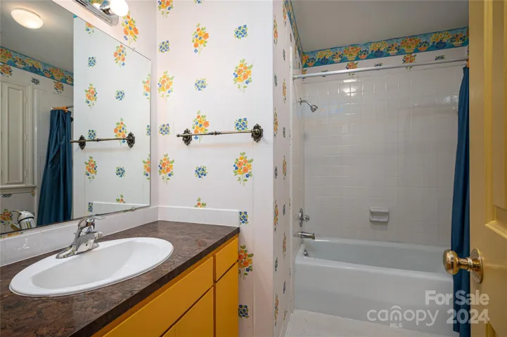 1122 General Hoke - upper full bath 2