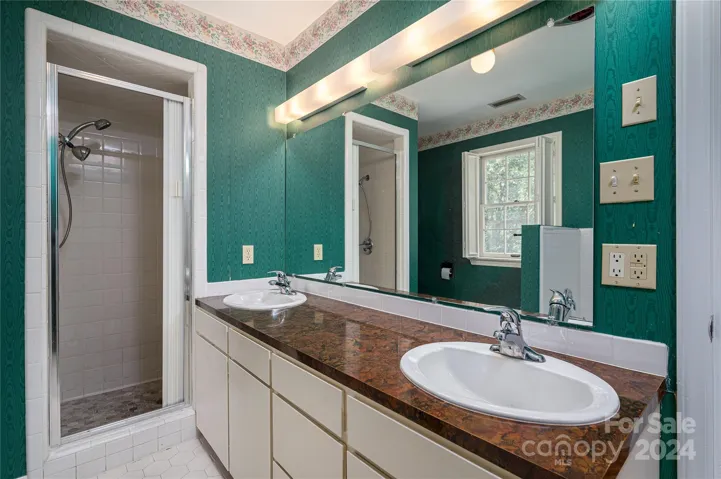 1122 General Hoke - Primary Bath