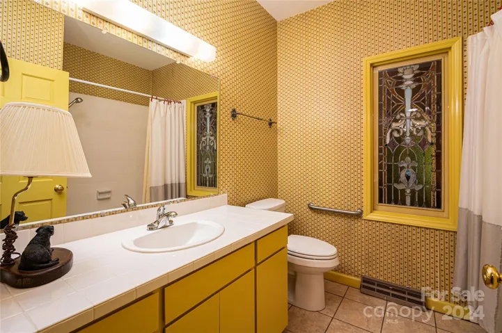 1122 General Hoke - Main Level Full Bath