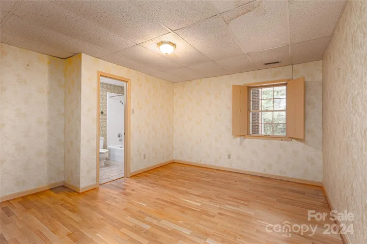 1122 General Hoke - Basement Bedroom