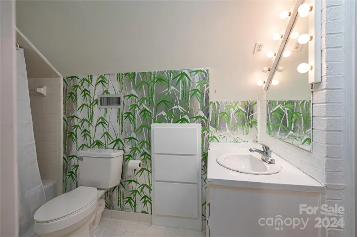 1122 General Hoke - Upper Full Bath 3