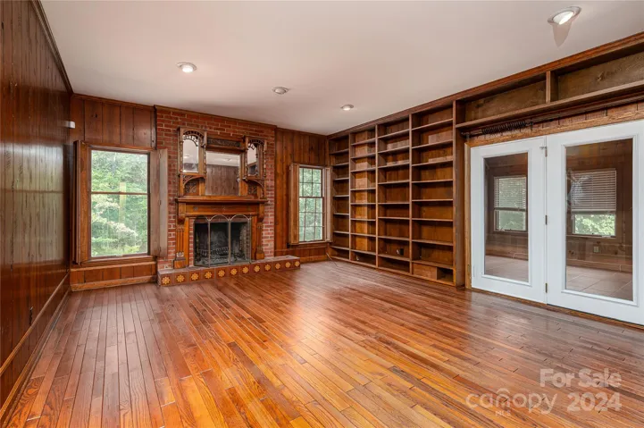 1122 General Hoke - Den