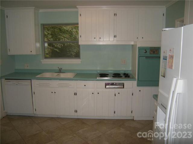 Retro eat-in kitchen.