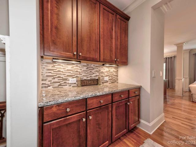 Wet Bar/Butler's Pantry