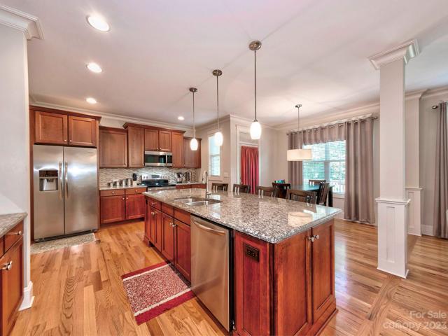 Kitchen with Island/Breakfast Bar