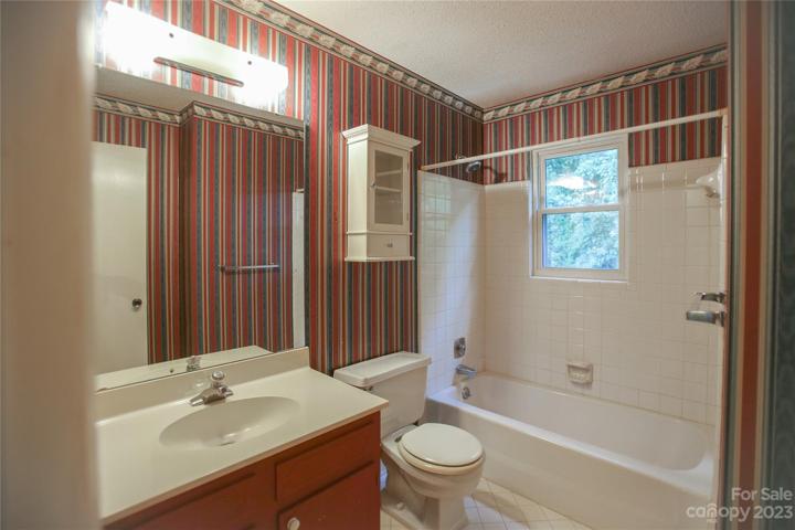 2nd floor Full Bath