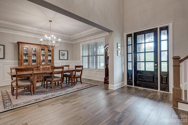 Spacious Entry / 2-story Foyer
