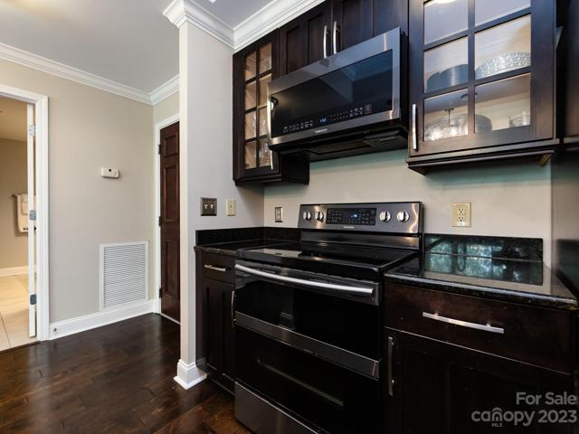 Lovely and plentiful Kitchen cabinets