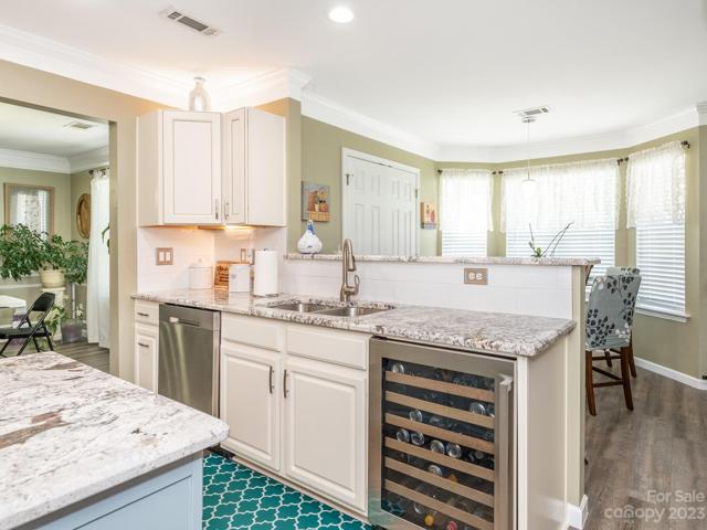 Kitchen with Breakfast Bar Seating