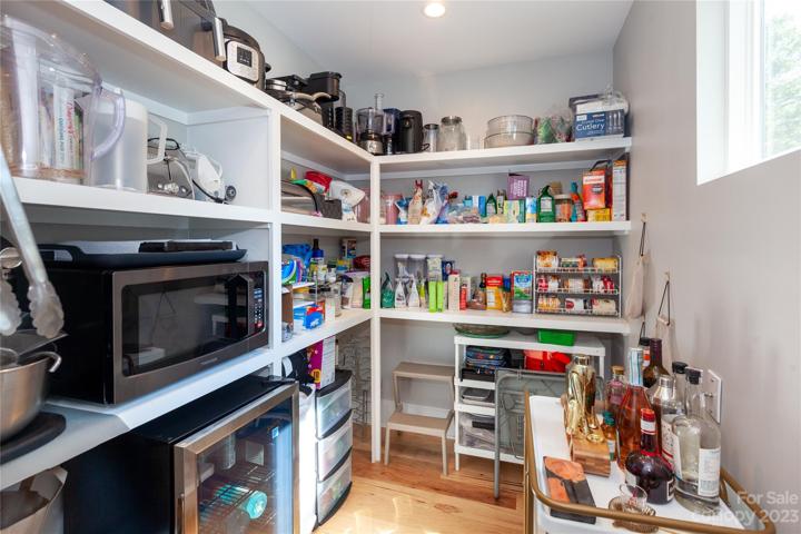Walk in pantry