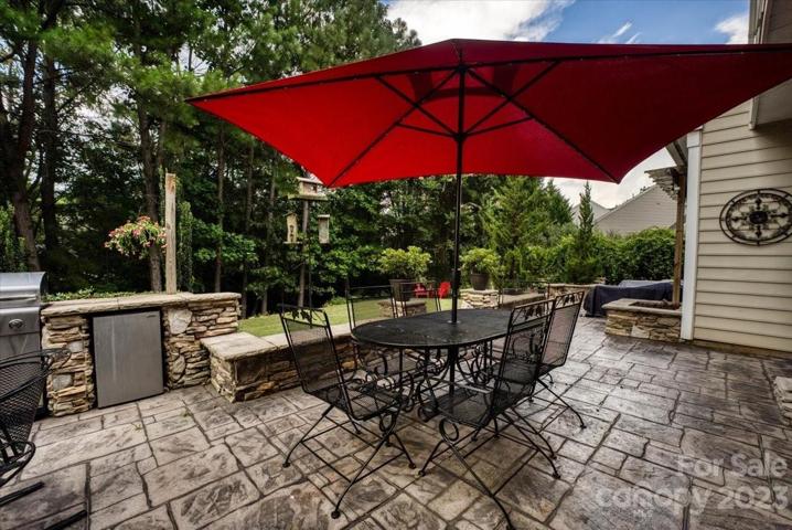 lpatio with built-in grill, fireplace and Refrigerator