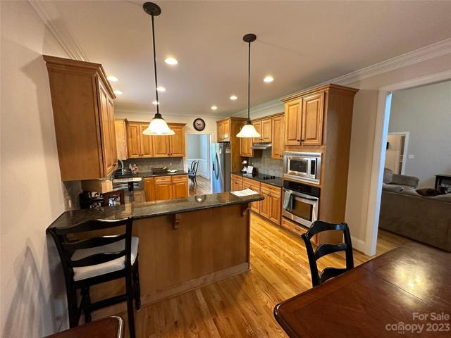 Another view of this amazing kitchen with a raised breakfast bar.