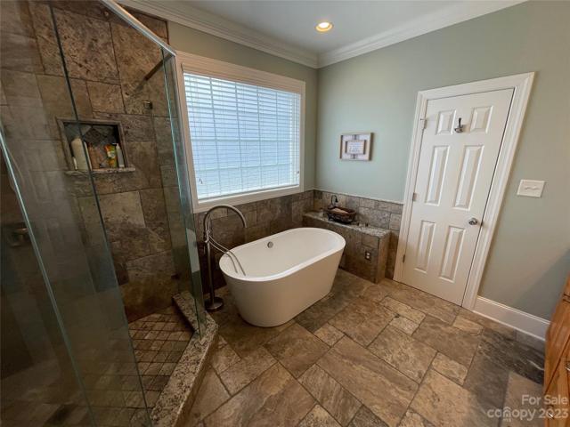 Another photo of the freestanding tub!