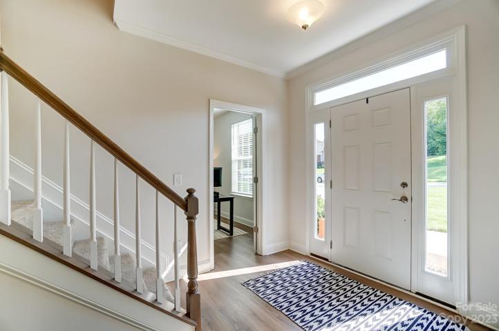 Entryway w/EVP floors