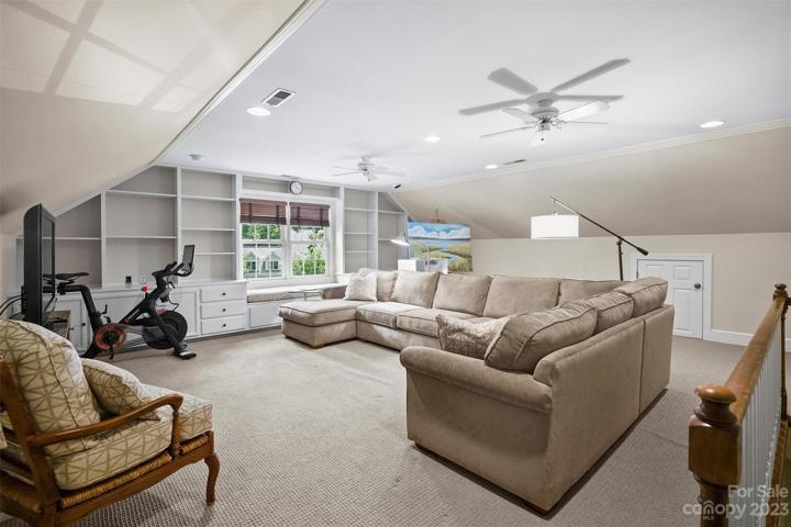 Bonus Room has useful built-ins