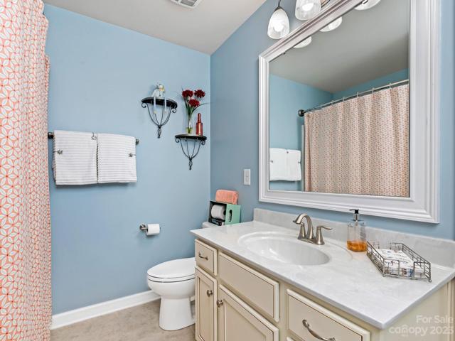 2nd Flr - Full bath, shared w/2 bedrooms